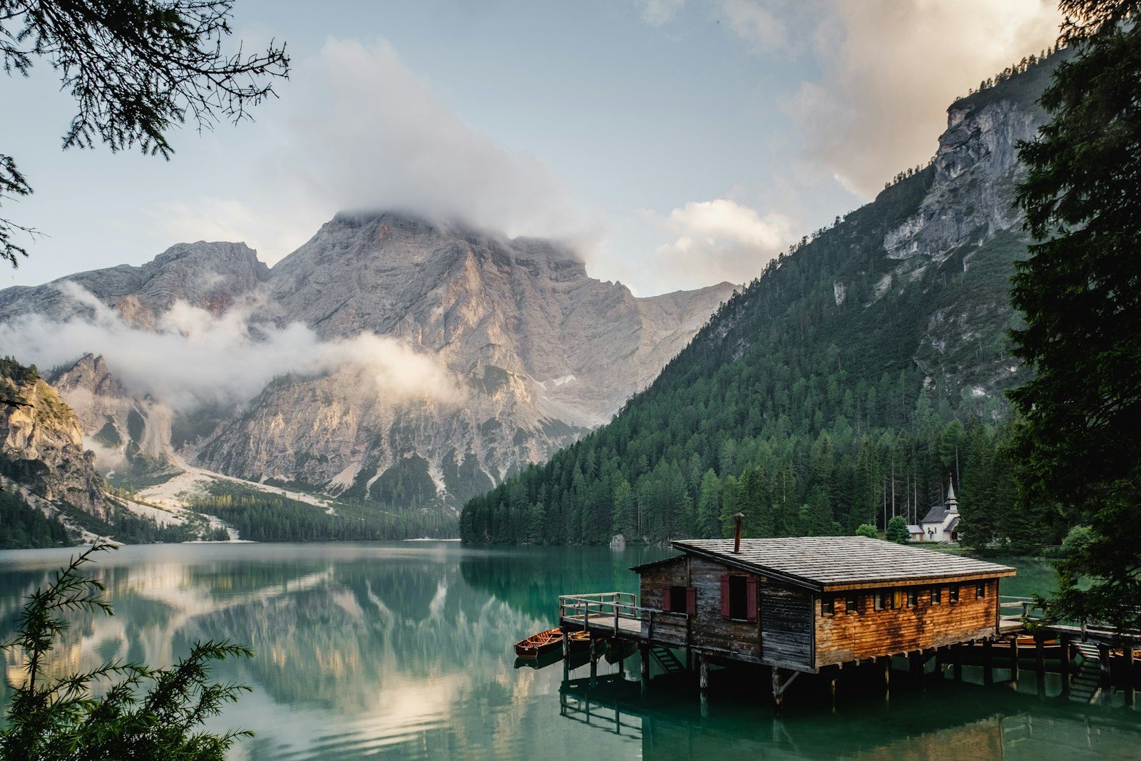 Lakeside lodge beneath mountains